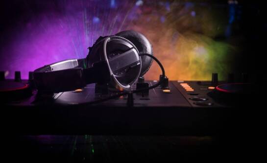 Jak grać na konsoli DJ?