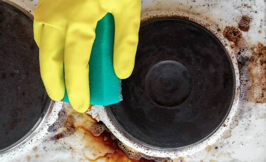 Jak usunąć plamy z betonu?