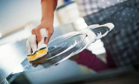 Jak skutecznie myć fugi w łazience i kuchni