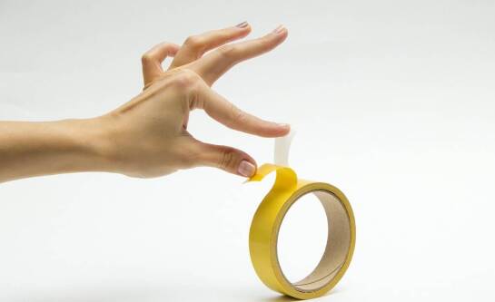 Czym zmyć taśmę dwustronną z okien?