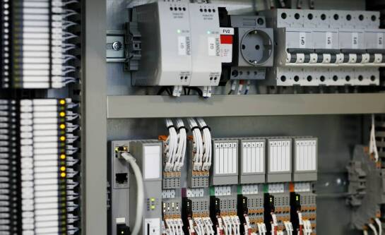 Automatyzacja produkcji – co to jest i jak działa