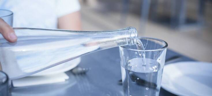 Czy woda przewodzi prąd?