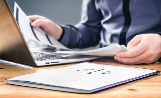 Adwokat w UK – czym się zajmuje i jak może pomóc