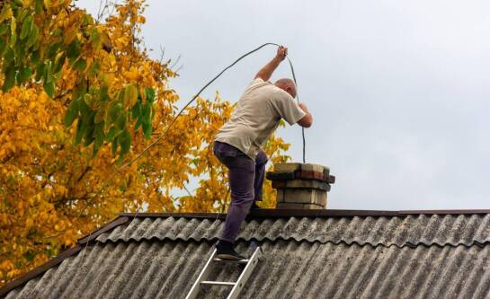 Czyszczenie komina obierkami z ziemniaków – czy to działa?