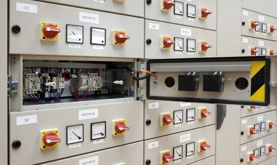 Zastosowanie kompensatorów biernej mocy w nowoczesnych systemach elektroinstalacyjnych