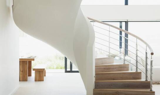 Estetyka dębowych słupków w aranżacji przestrzeni schodowej