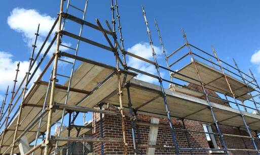 Jak metalowe podesty WEMA wpływają na bezpieczeństwo w projektach budowlanych?