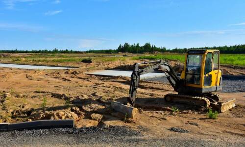 Znaczenie wyrównania terenu na działce w procesie przygotowania pod budowę