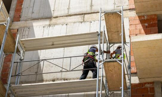 Aluminiowe rusztowania: kluczowe cechy i zastosowania w budownictwie