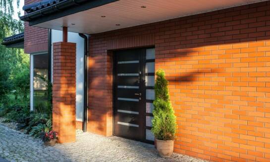 Jakie korzyści płyną z wyboru zewnętrznych drzwi o wysokiej izolacyjności termicznej?