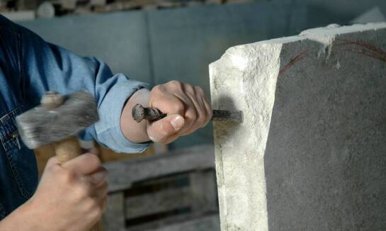 Pomniki z kamienia – jakie możliwości oferuje kamieniarz?