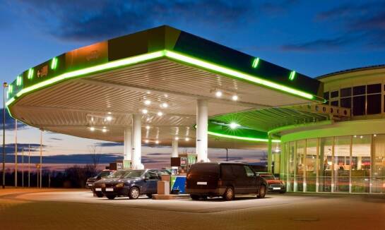 Czym wyróżnia się całodobowa obsługa na stacji paliw w Łaziskach Górnych?