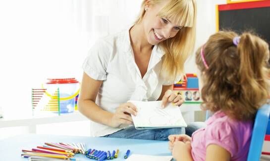 Jak psycholog dziecięcy może pomagać dzieciom w problemach z rówieśnikami?