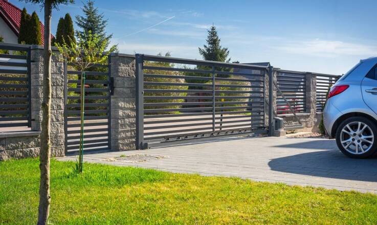Jak automatyka do bram może wpłynąć na wartość nieruchomości?