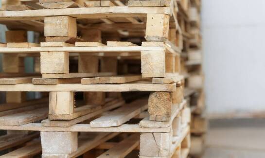 Jak jednorazowe palety przyczyniają się do optymalizacji kosztów transportu?