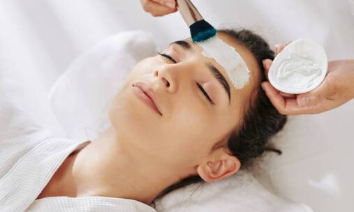 Nawilżający zabieg na twarz – dlaczego jest niezbędny w okresie zimowym?