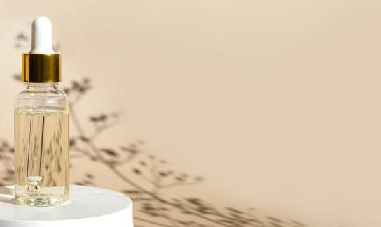 Naturalne olejki pod oczy: jakie korzyści przynoszą dla delikatnej skóry?