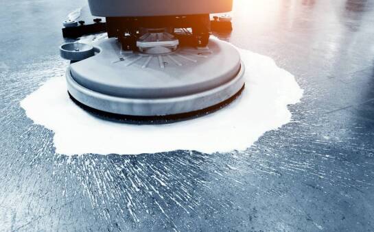 Jakie funkcje oferują roboty do sprzątania podłóg w sektorze gastronomii?