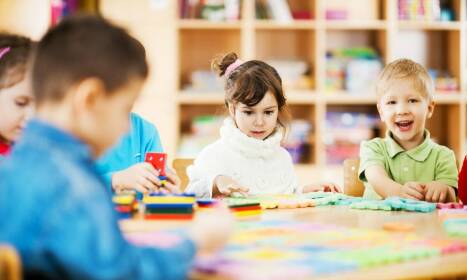 Jakie są wyzwania przy implementacji pracy kart w edukacji specjalnej?