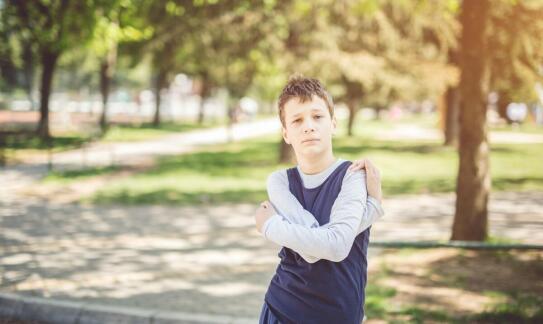 W jaki sposób napięcie mięśniowe wpływa na postawę dziecka?