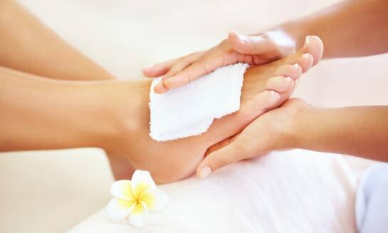 Jak pedicure w Starych Babicach poprawia zdrowie i estetykę stóp?