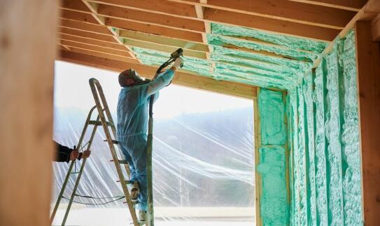 Ocieplanie dachów poliuretanową pianą – kluczowe korzyści