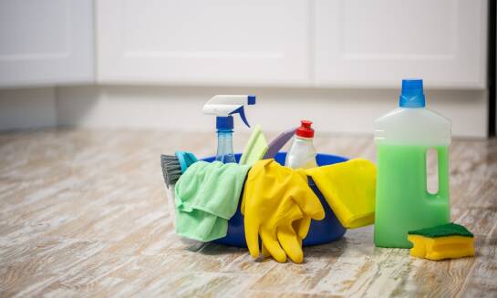 Profesjonalne środki do czyszczenia tapicerki – co wyróżnia ofertę firmy do czyszczenia?