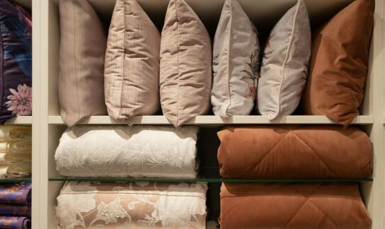 Wpływ podłogowych poduch na akustykę pomieszczeń