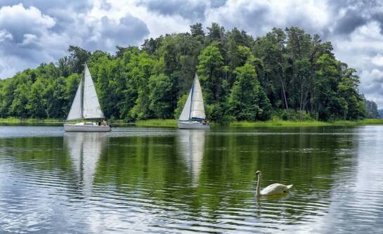 Rejsy na wyspę Bornholm – jak połączyć żeglugę z odkrywaniem kultury lokalnej?