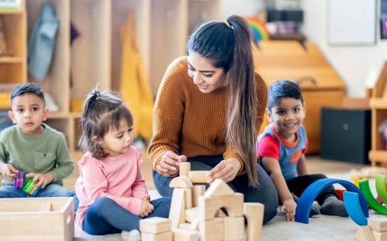 Jakie korzyści przynoszą dzieciom zabawy z interaktywnymi pluszakami?