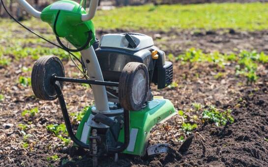 Mini ciągniki a efektywne zarządzanie działką: co warto wiedzieć?
