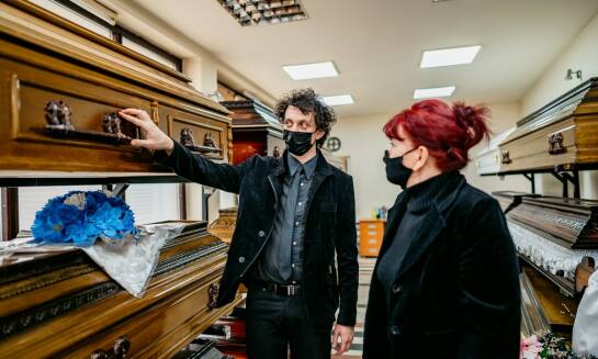 Jak zakład pogrzebowy zapewnia bezpieczeństwo i szacunek podczas odbioru zwłok?