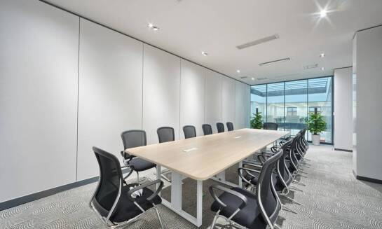 Nowoczesne konferencyjne stoły – jakie funkcje warto rozważyć?