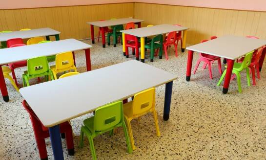 Przewaga funkcjonalnych szaf i regałów nad tradycyjnymi rozwiązaniami w szkołach.