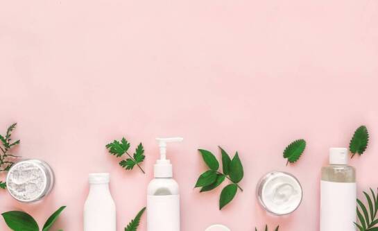 Kosmetyki fryzjerskie z naturalnymi olejkami – jakie korzyści dla włosów?