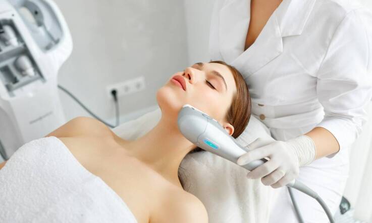 Czy lifting twarzy jest odpowiedni dla każdego typu skóry?