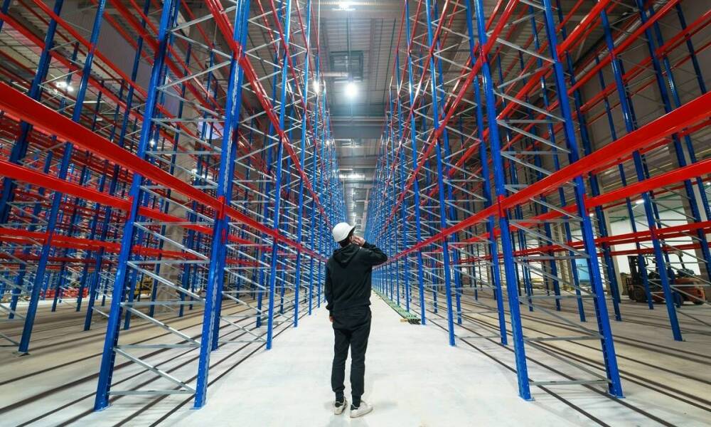 Jak niestandardowe palety mogą zwiększyć efektywność magazynowania?