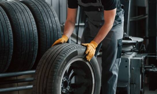 Wulkanizacja a ochrona przed zużyciem opon – co oferują specjaliści?