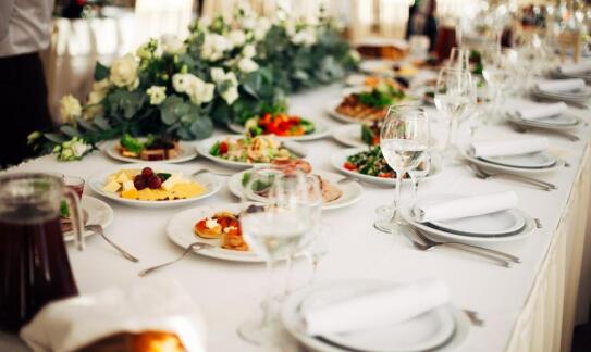 Catering na wesele: jakie menu proponuje sala weselna pod Wrocławiem?