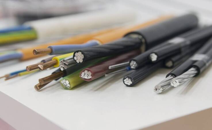 Wpływ nowoczesnych technologii na jakość zasilających i sygnałowych wiązek