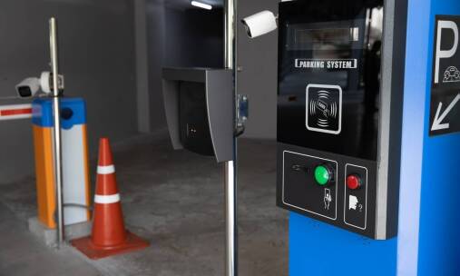 Systemy parkingowe z rozpoznawaniem tablic: jak wpływają na środowiska ochronę?