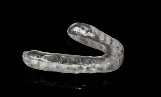 Jakie są kluczowe korzyści z noszenia nakładek ortodontycznych?