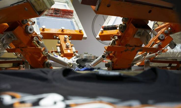 Różnorodność zastosowań komputerowego haftu na firmowych koszulach