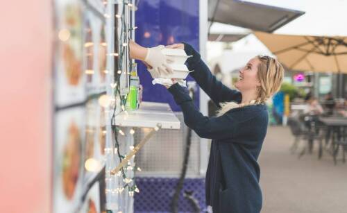 Zalety stosowania handlowych kontenerów na targach i festiwalach