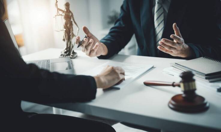 Jakie korzyści niesie ze sobą profesjonalna obrona adwokata w sprawach karnych?