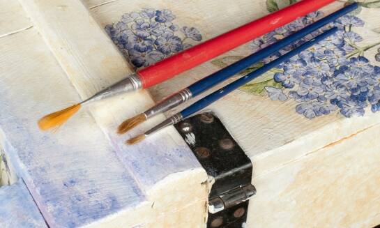 Dlaczego warto zainwestować w ręcznie zdobione pudełka do chrztu?