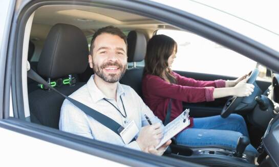 Dlaczego wysoka zdawalność egzaminów jest ważna przy wyborze szkoły jazdy?