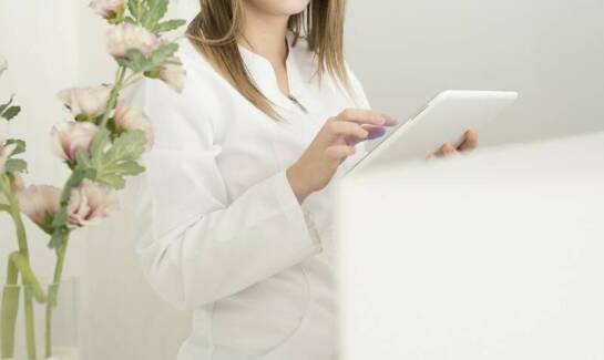 Jakie są kluczowe cechy medycznej odzieży dla kosmetologów?