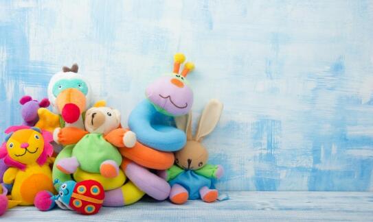 Jak bezpieczne atestowane zabawki wpływają na poznawczy rozwój dziecka?