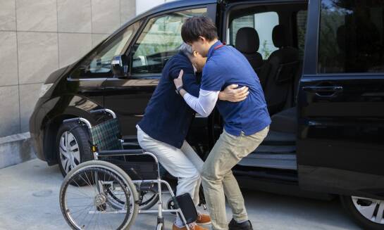 Jak medyczny transport poprawia jakość życia osób starszych i niepełnosprawnych?